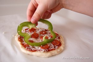 St. Patrick Day Personal Pizza from fivelittlechefs.com #recipe #pizza