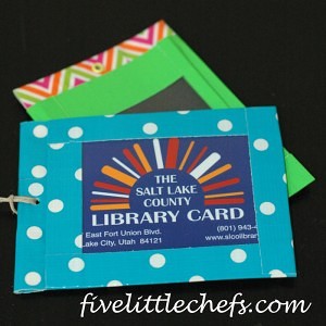 DIY Library Card Holder from fivelittlechefs.com #diy #library #kidscrafts