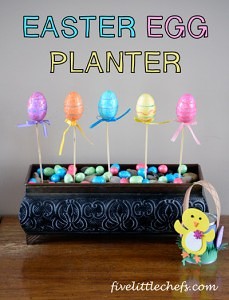 Easter Egg craft from fivelittlechefs.com #easter #kidscrafts