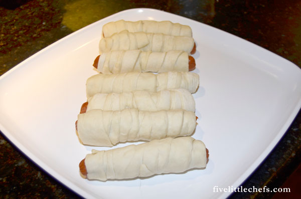 Pretzel dogs is a recipe for kids and adults. It is one of those dinner recipes that my kids frequently request. In the summer my kids help make these.