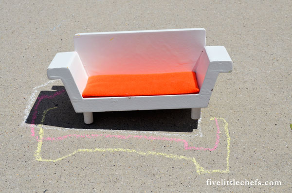 Teach your kids about the sun and earth with through this shadow chalk experiment. Learning is fun when mixed with play - active learning.