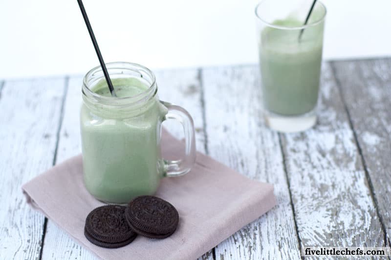 This Mint Oreo Milkshake is a perfect no bake dessert. It is so easy the kids can make it themselves - only 3 ingredients! A quick summer treat! fivelittlechefs.com